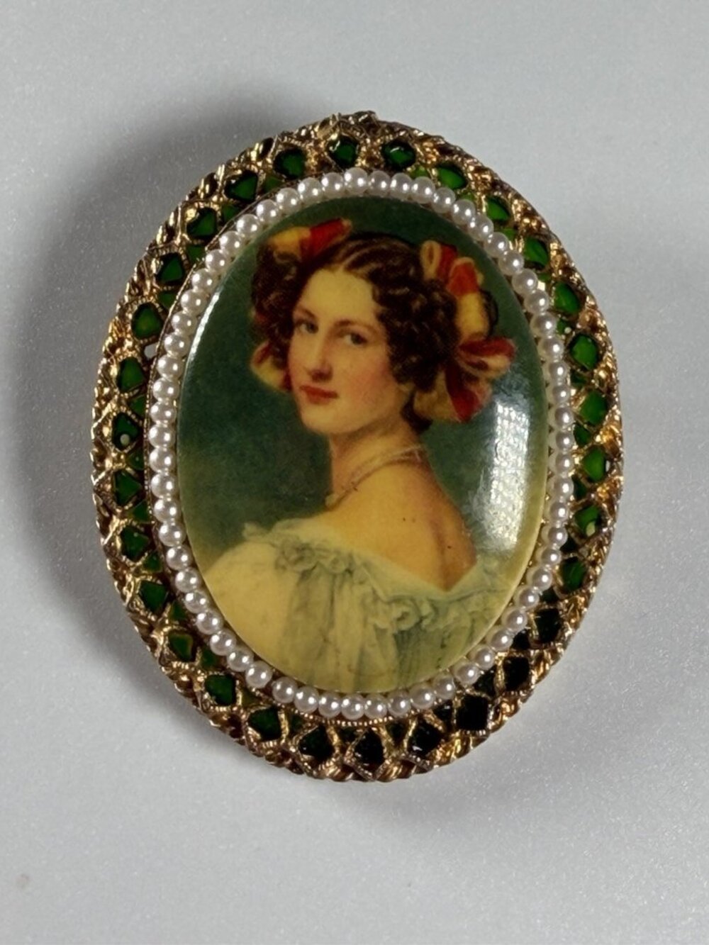 Vintage Cameo Style Portrait Brooch Faux Pearl Green Enamel Oval Pin 56mm